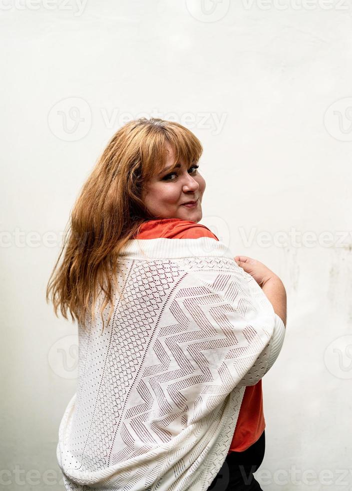 portret van een jonge mooie blanke vrouw die lacht foto