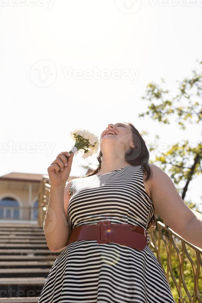 portret van lachende vrouw met een boeket bloemen foto