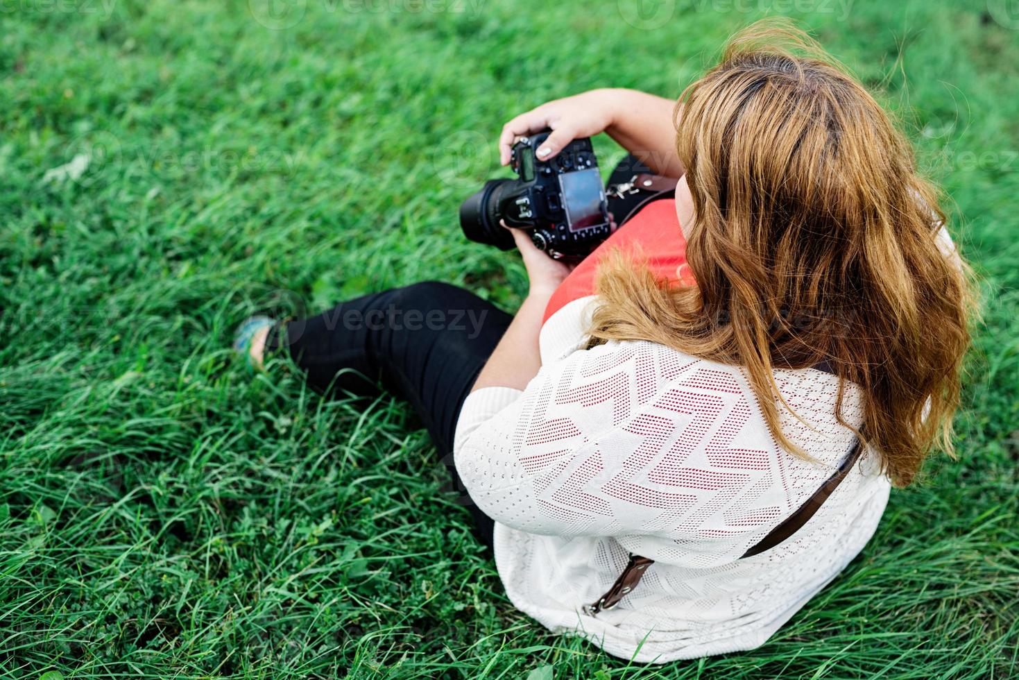 portret van een vrouw met overgewicht die foto's maakt met een camera in het park foto