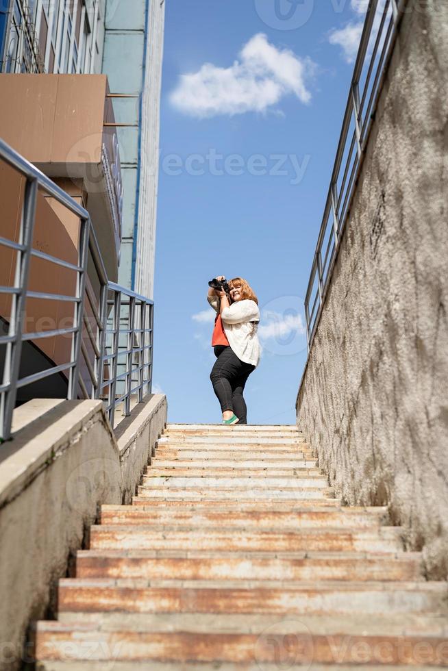 plus size vrouw fotograaf buitenshuis foto