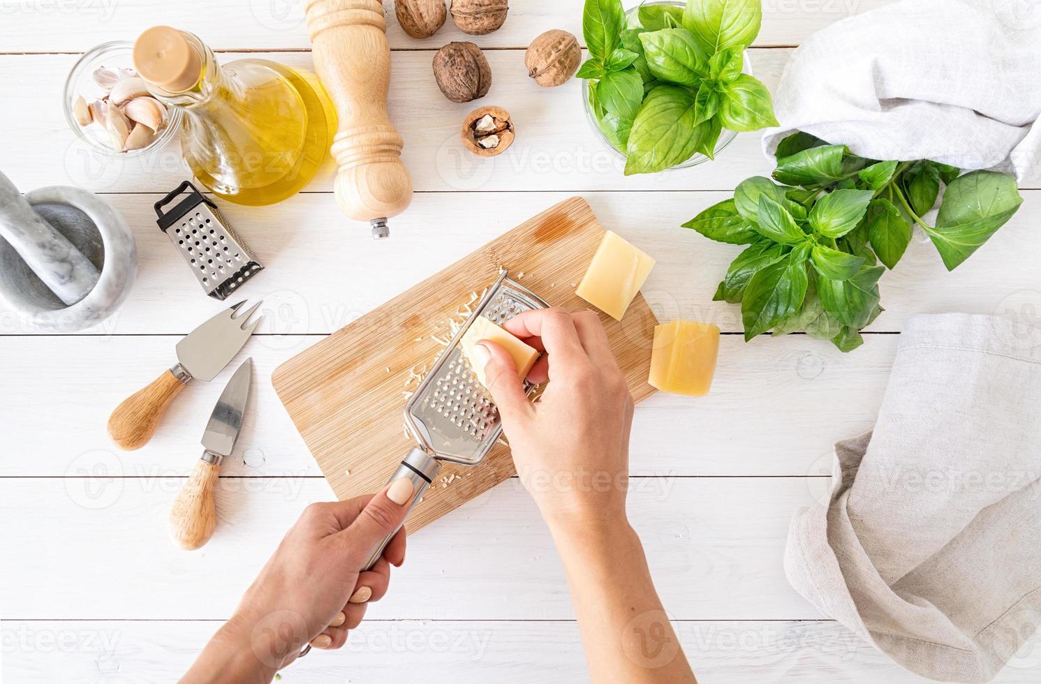 stap voor stap Italiaanse pestosaus bereiden. stap 3 - kaas raspen foto