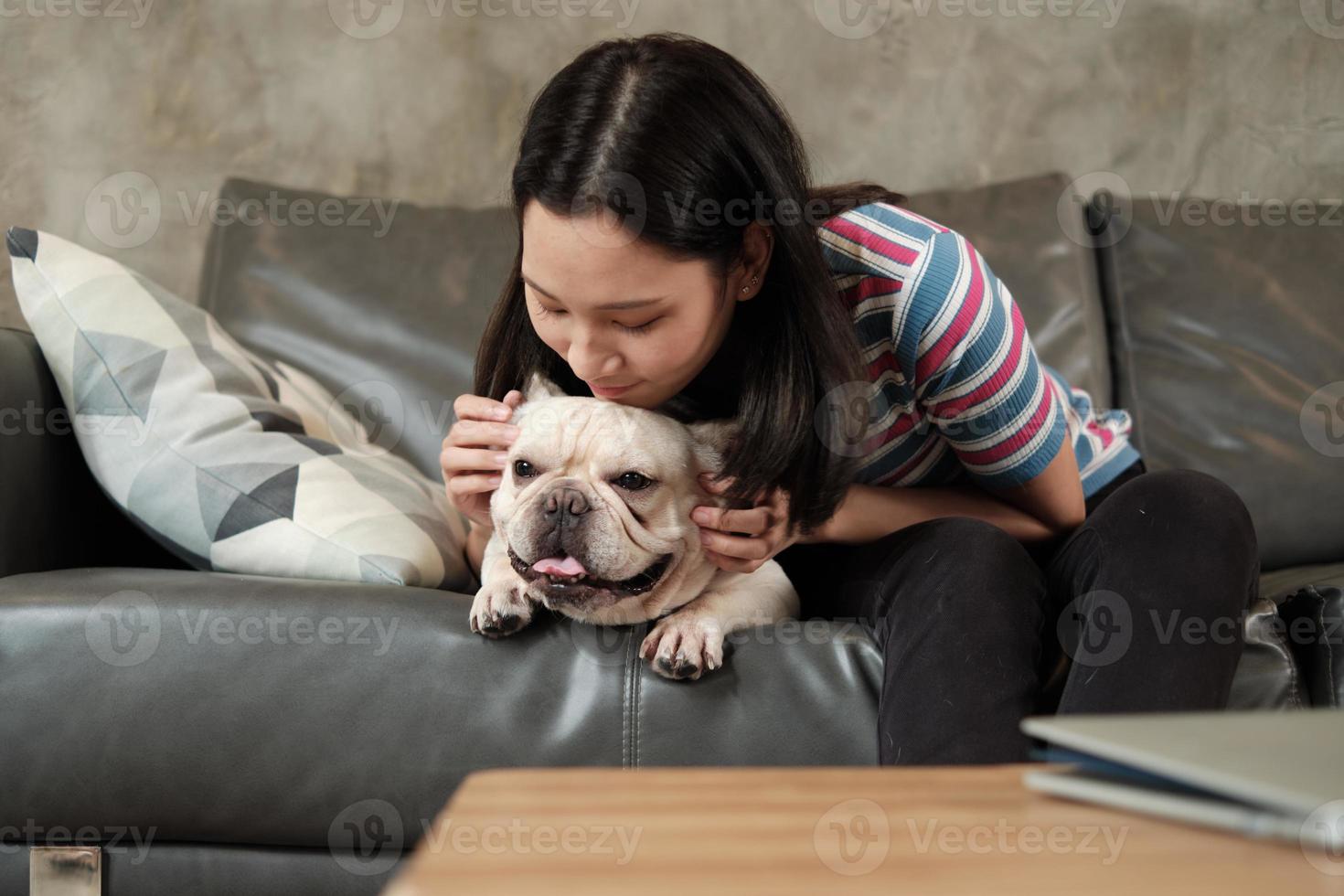 vrouw is gelukkig leuk spelen en plagen hond, franse bulldog. foto