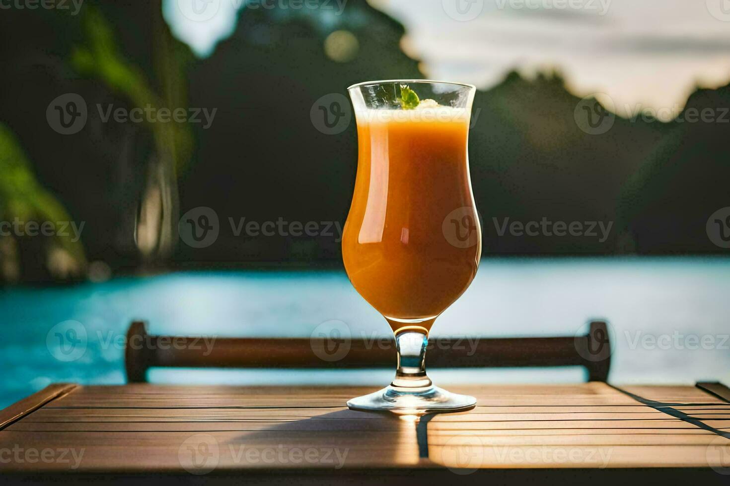 een glas van oranje sap zittend Aan een tafel in voorkant van een meer. ai-gegenereerd foto