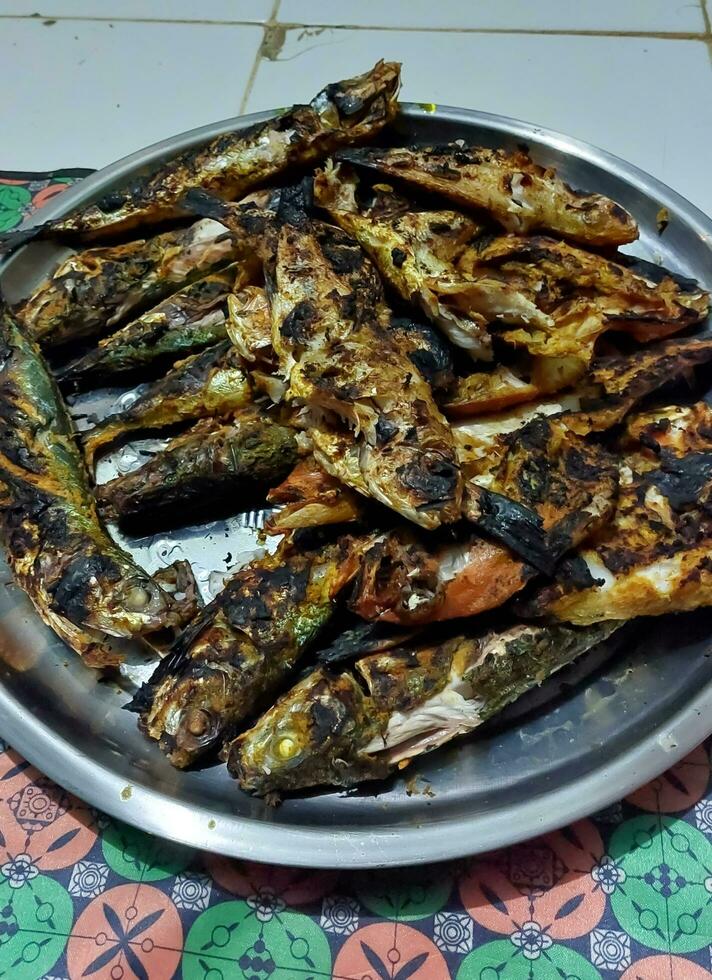 ikan kembung bakar. gegrild makreel. nasi padang complementair voedsel. makreel vis dat is gegeven divers specerijen typisch van padang en vervolgens gegrild Aan kokosnoot schelp houtskool foto