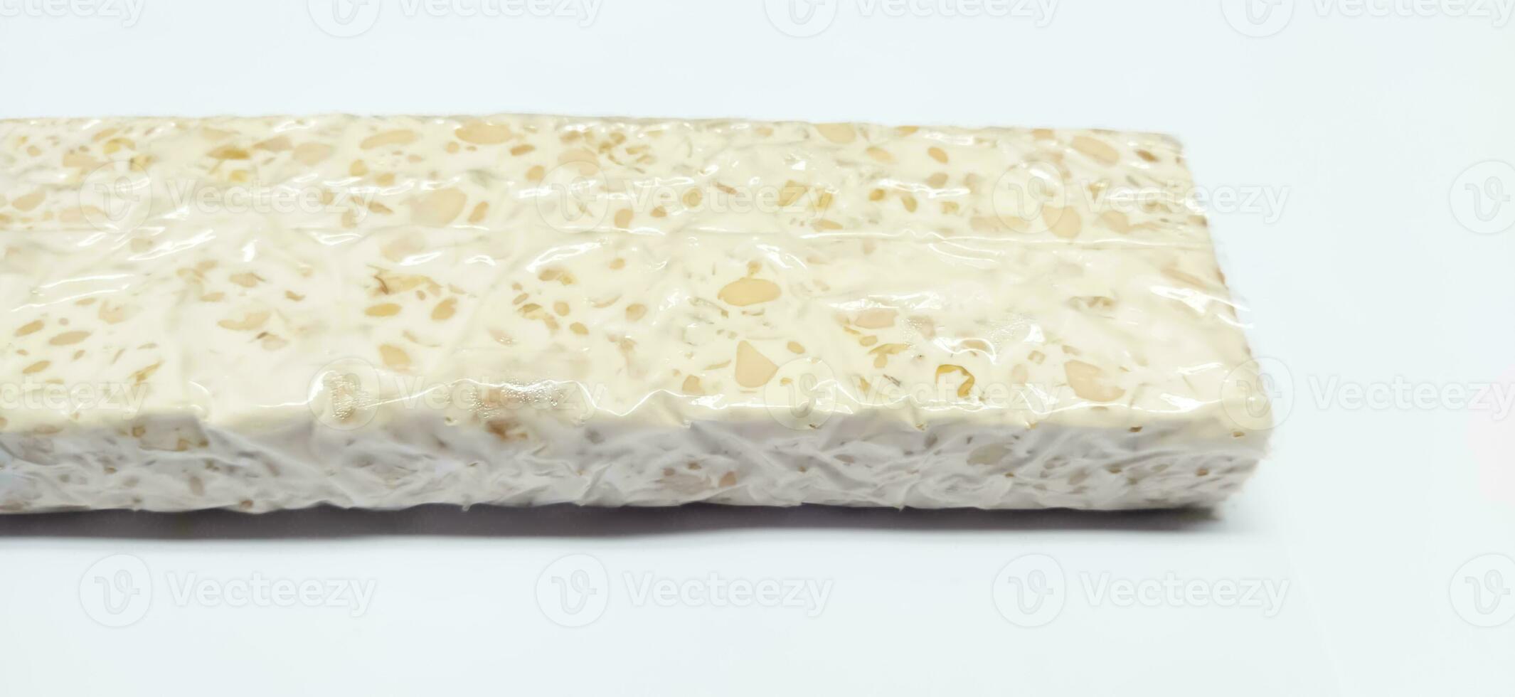 tempeh of tempé is een typisch Indonesisch voedsel gemaakt van gefermenteerd soja bonen. tempeh geïsoleerd Aan wit achtergrond foto