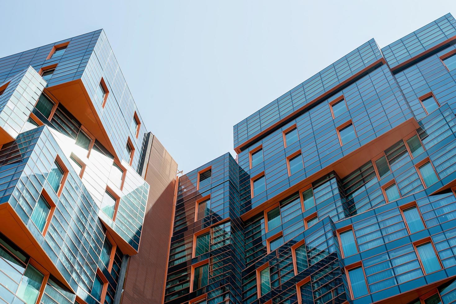 modern appartement of kantoorgebouw met glazen wanden in het stadscentrum foto