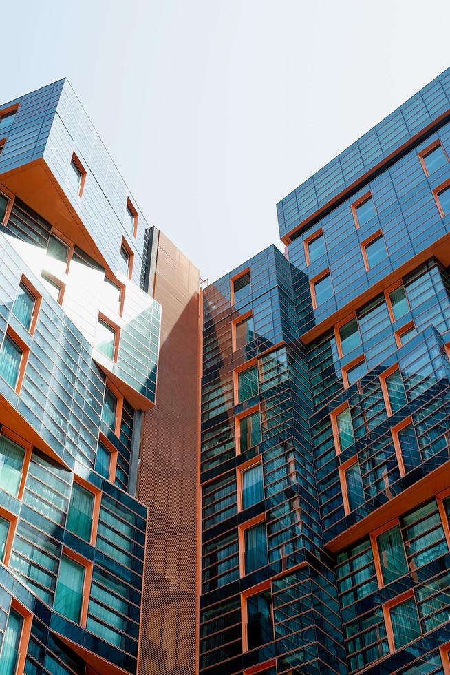 modern appartement of kantoorgebouw met glazen wanden in het stadscentrum foto