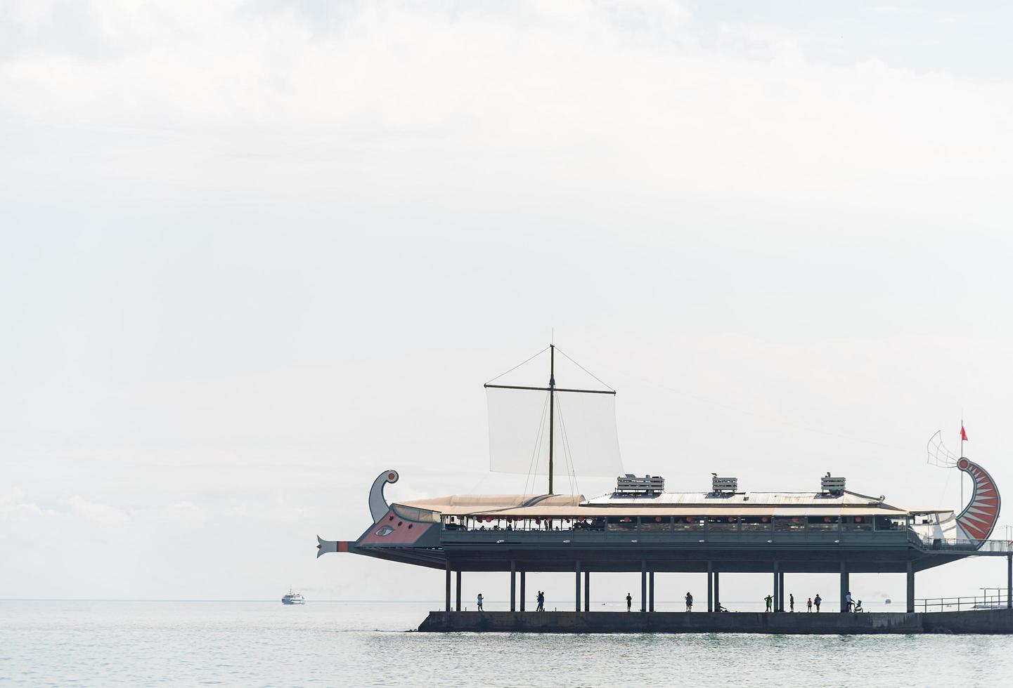 yalta 2021- het restaurant is ontworpen in de vorm van een schip foto