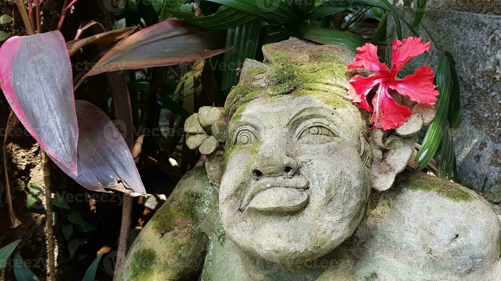 mooi artistiek Bali steen standbeeld van een balinees oude tuin standbeeld gebruikt net zo tuin decoratie, Javaans gnoom Indonesië foto