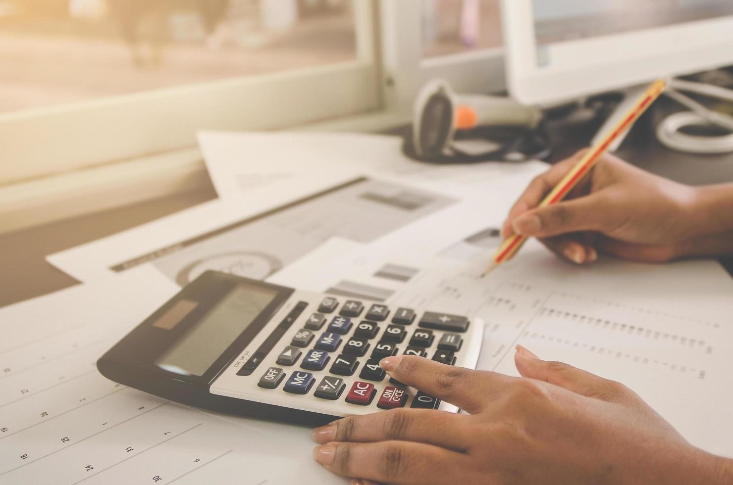 bedrijfsconcept van financiële en boekhouding met vel papier. foto