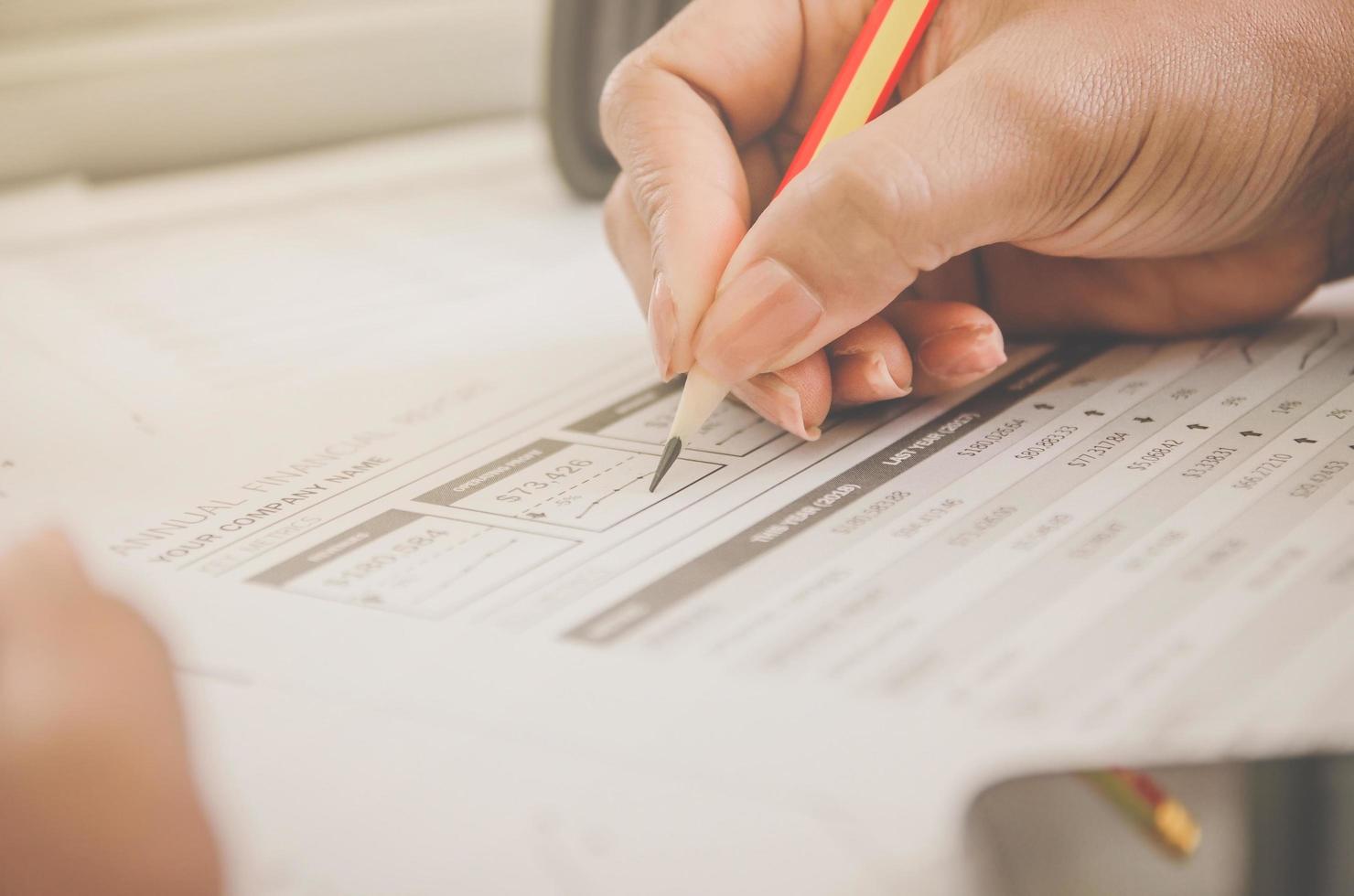 bedrijfsconcept van financiële en boekhouding met vel papier. foto