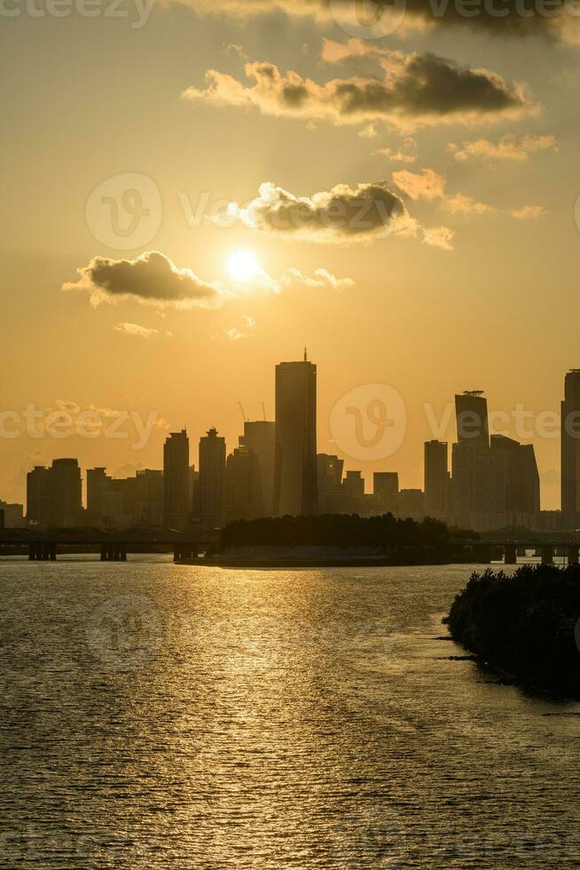 de nacht visie van de stad van jeuido, een hoogbouw gebouw, schot Bij dongjak brug in Seoel Bij zonsondergang foto