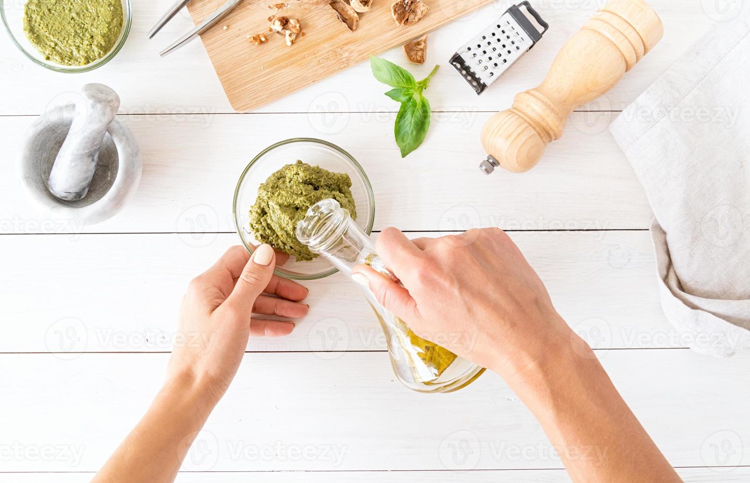 stappen voor het bereiden van Italiaanse pestosaus foto