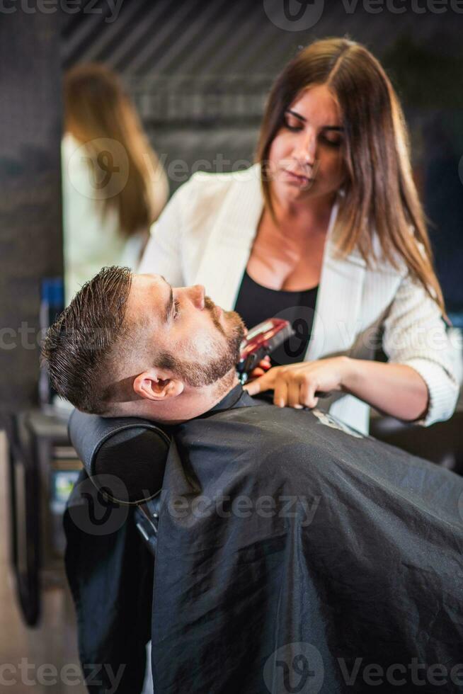 mooi kapper vrouw bezuinigingen man's baard Bij kapperszaak foto