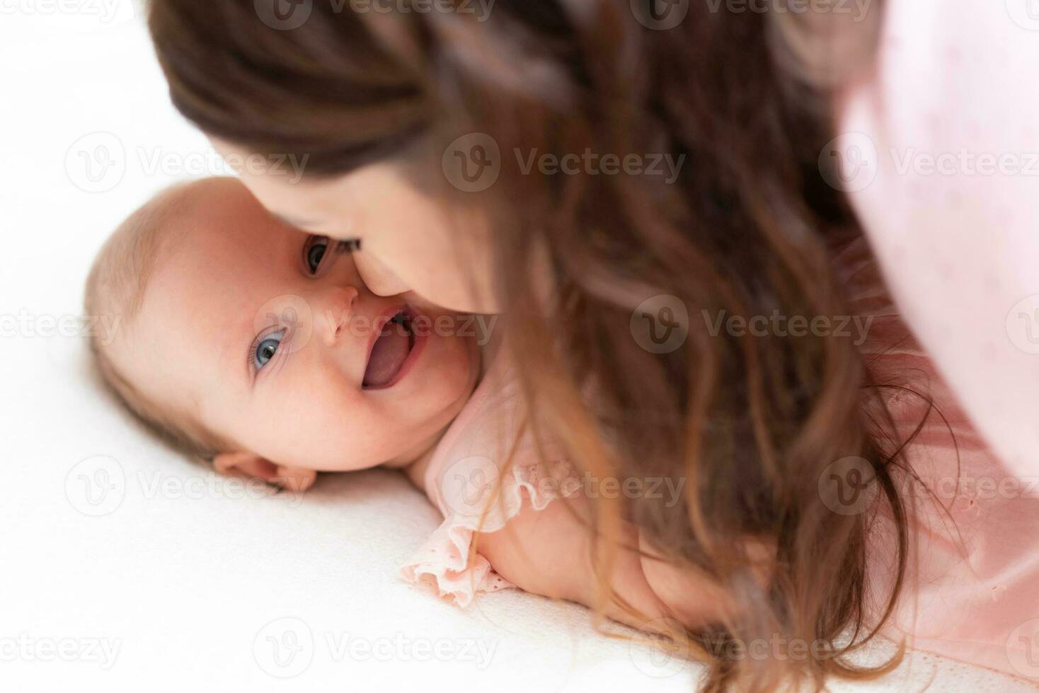 mooi moeder zoenen haar weinig baby dochter foto