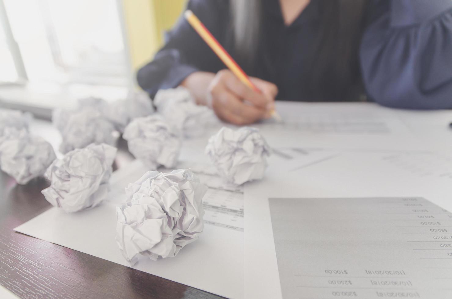 geen idee en faalconcept, menselijke hand met verfrommeld papier en afval. foto