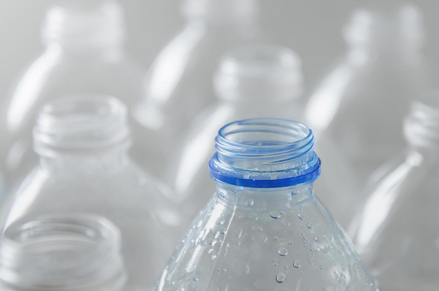 lege flessen voor recycling, campagne om plastic te verminderen en de wereld te redden. foto