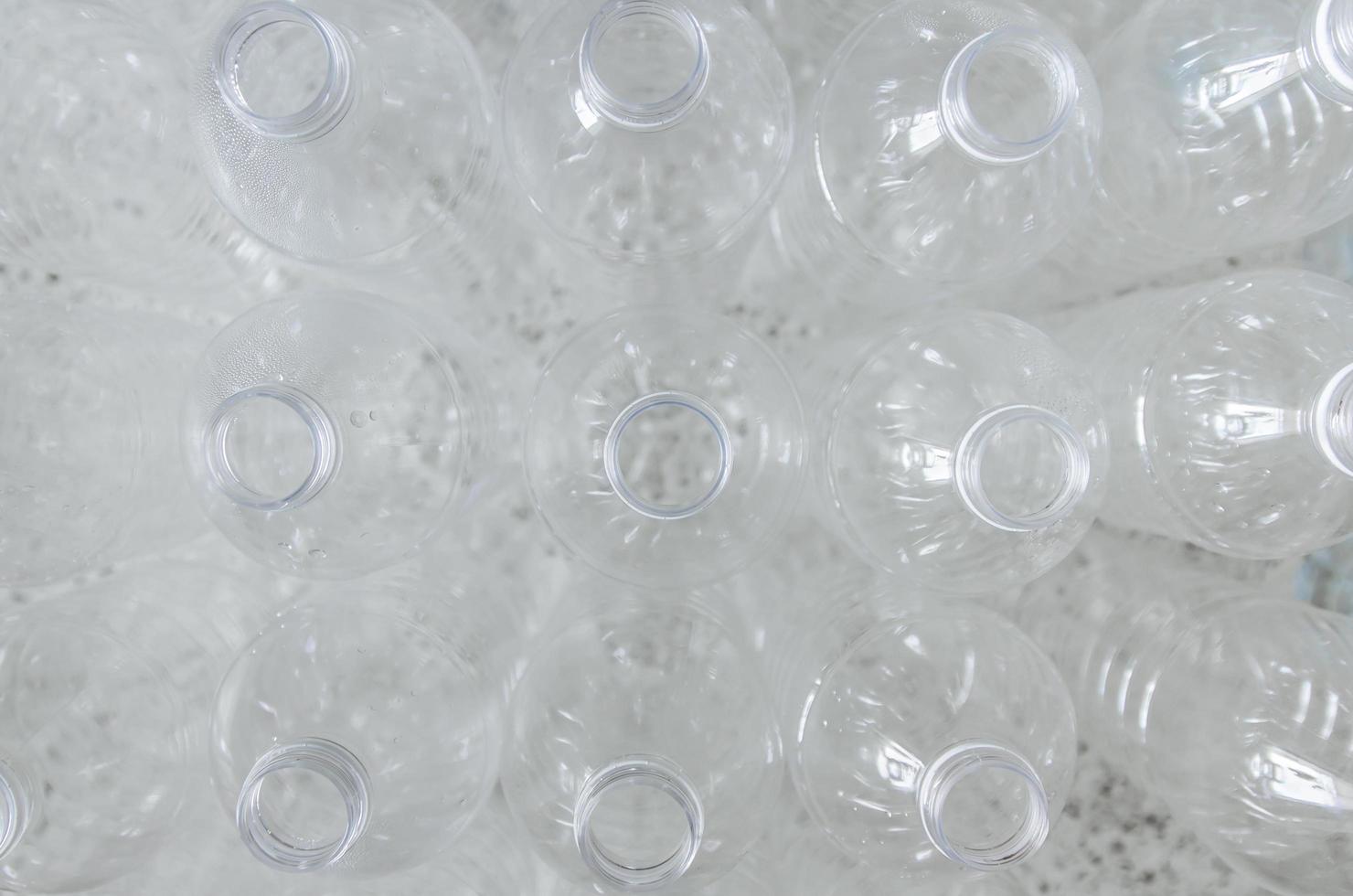 lege flessen voor recycling, campagne om plastic te verminderen en de wereld te redden. foto