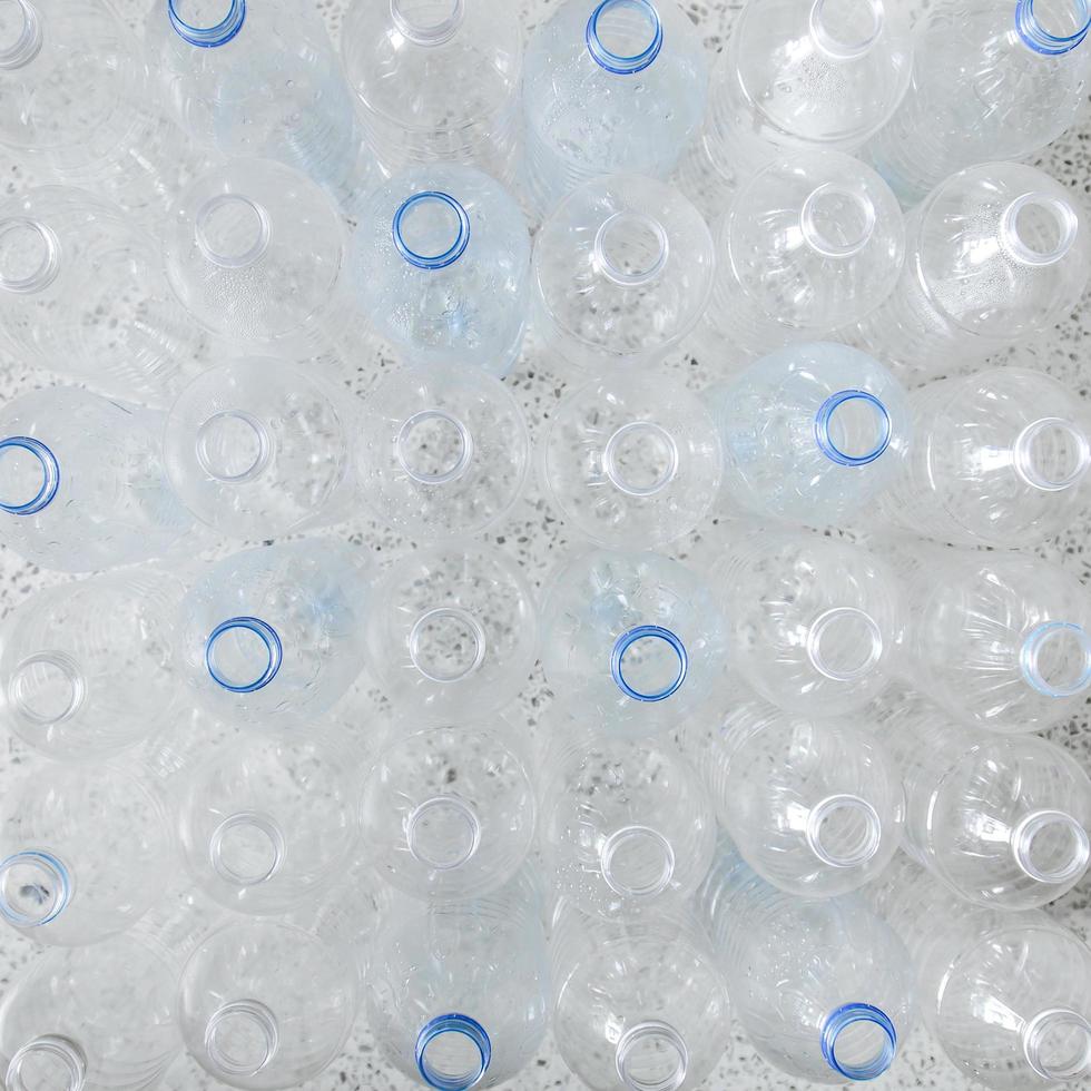 lege flessen voor recycling, campagne om plastic te verminderen en de wereld te redden. foto