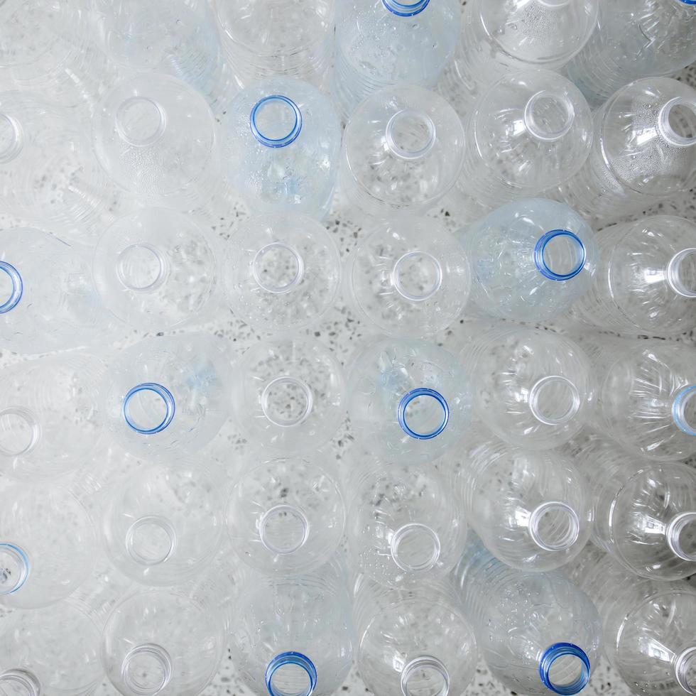 lege flessen voor recycling, campagne om plastic te verminderen en de wereld te redden. foto