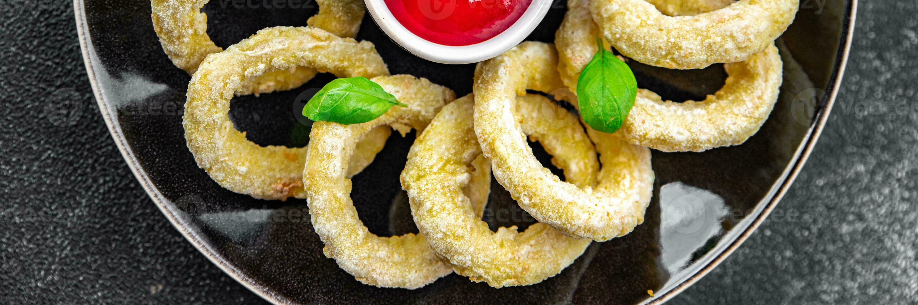 ui ringen diep frituur tomaat saus snel voedsel aan het eten Koken maaltijd voedsel tussendoortje Aan de tafel kopiëren ruimte voedsel achtergrond rustiek top visie foto