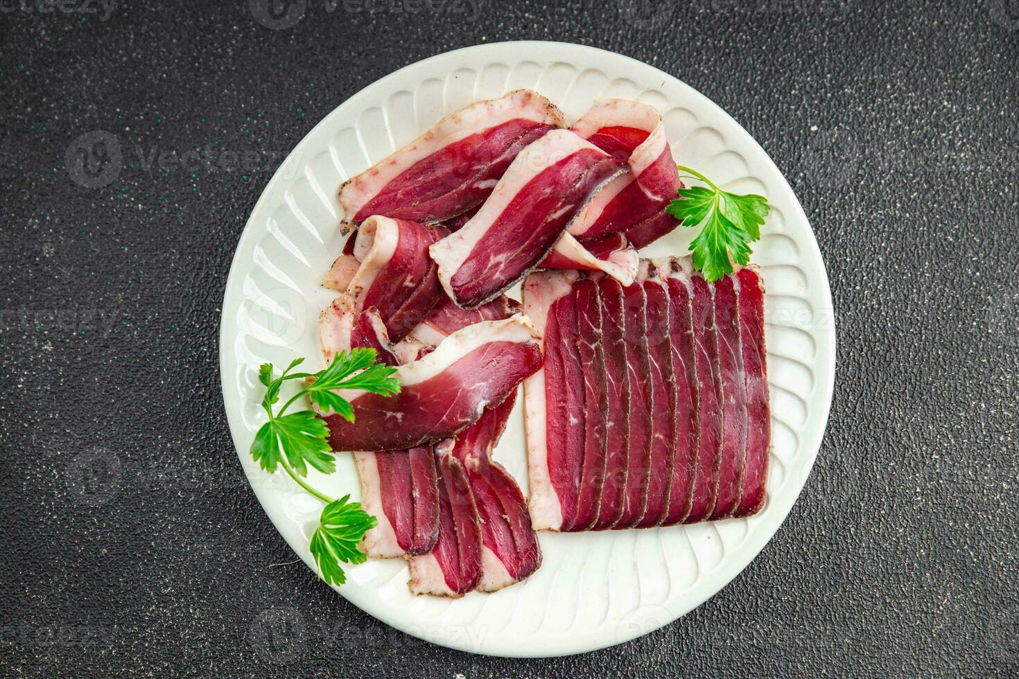 eend vlees droog borst magret gerookt schokkerig genezen droog vers aan het eten voorafje maaltijd voedsel tussendoortje foto