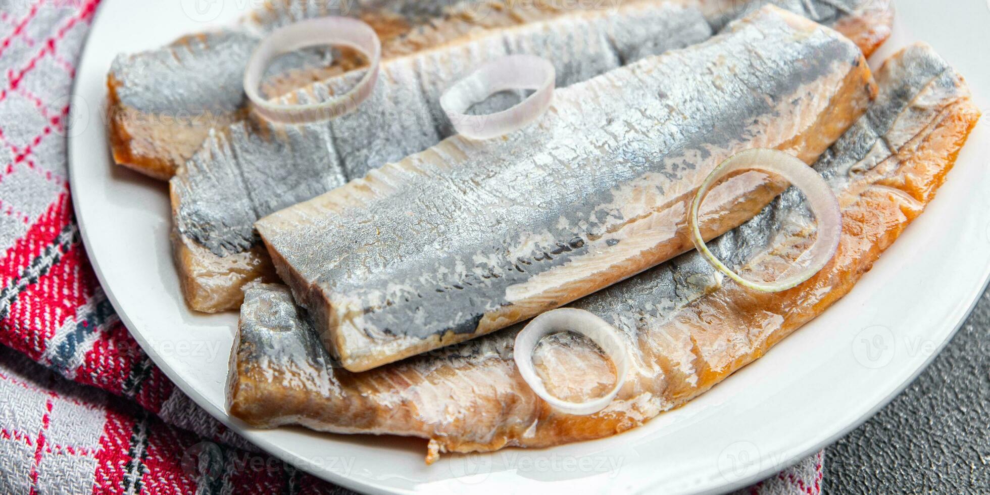 haring vers gezouten vis smakelijk zeevruchten gezond aan het eten Koken voorafje maaltijd voedsel tussendoortje pescetarisch eetpatroon Aan de tafel kopiëren ruimte foto