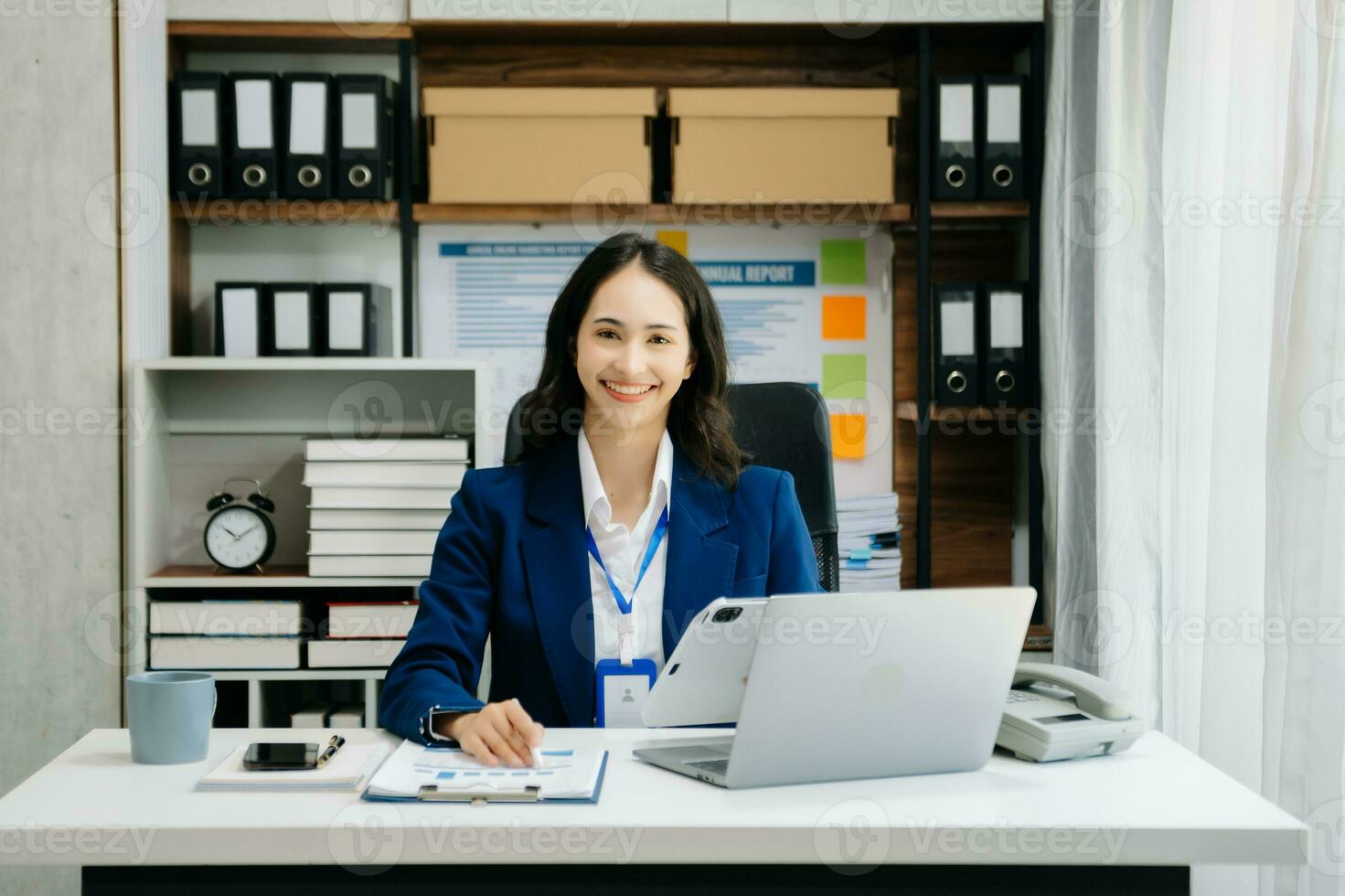 portret van vrouw kantoor zakenvrouw opstarten dagdromen over haar werk, opstarten en werken met laptop Aan kantoor bureau in kantoor foto