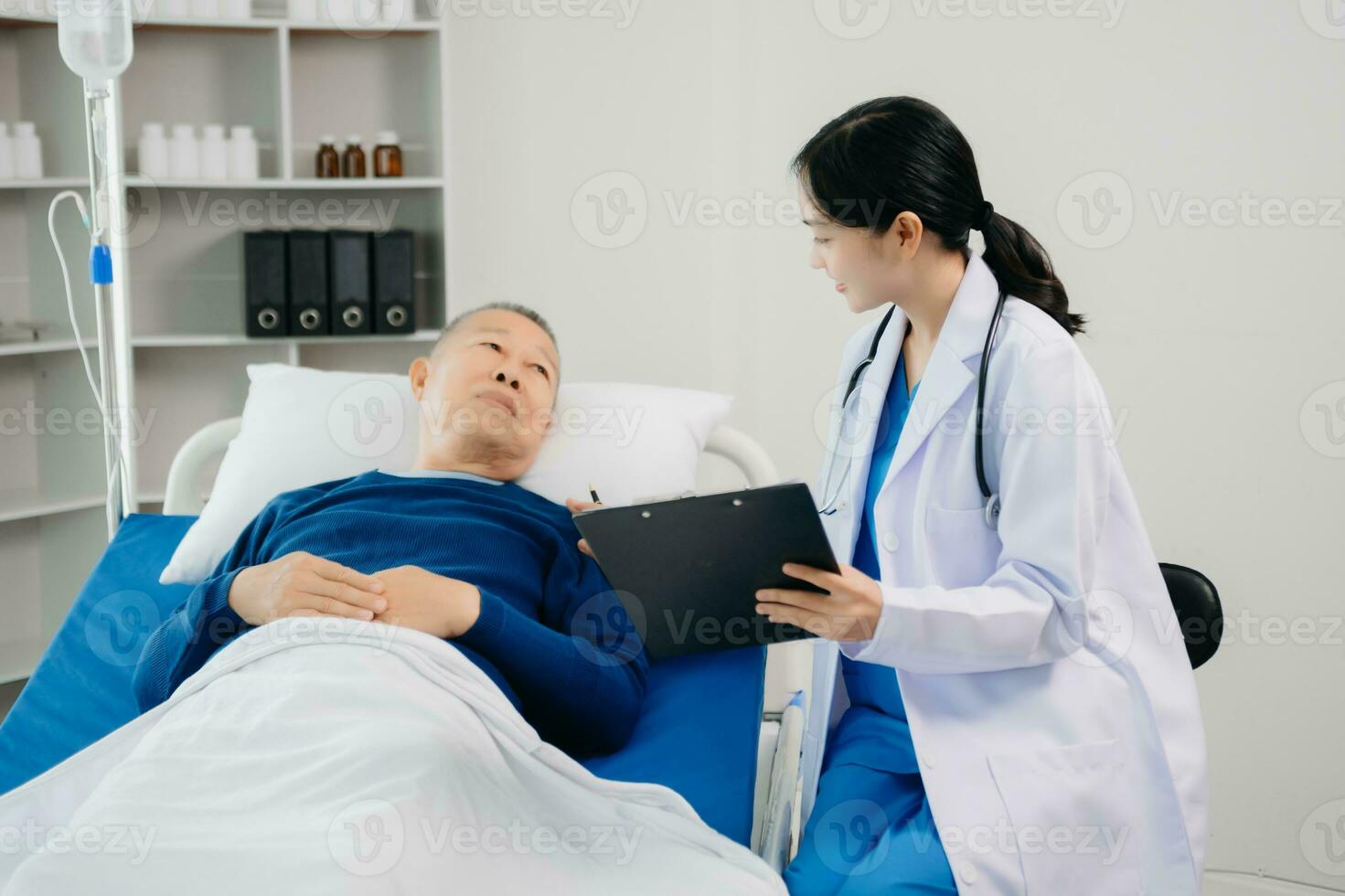artsen uitleggen de symptomen naar een geduldig in een ziekenhuis of therapeutisch traktatie cliënt professioneel medisch onderhoud concept. foto