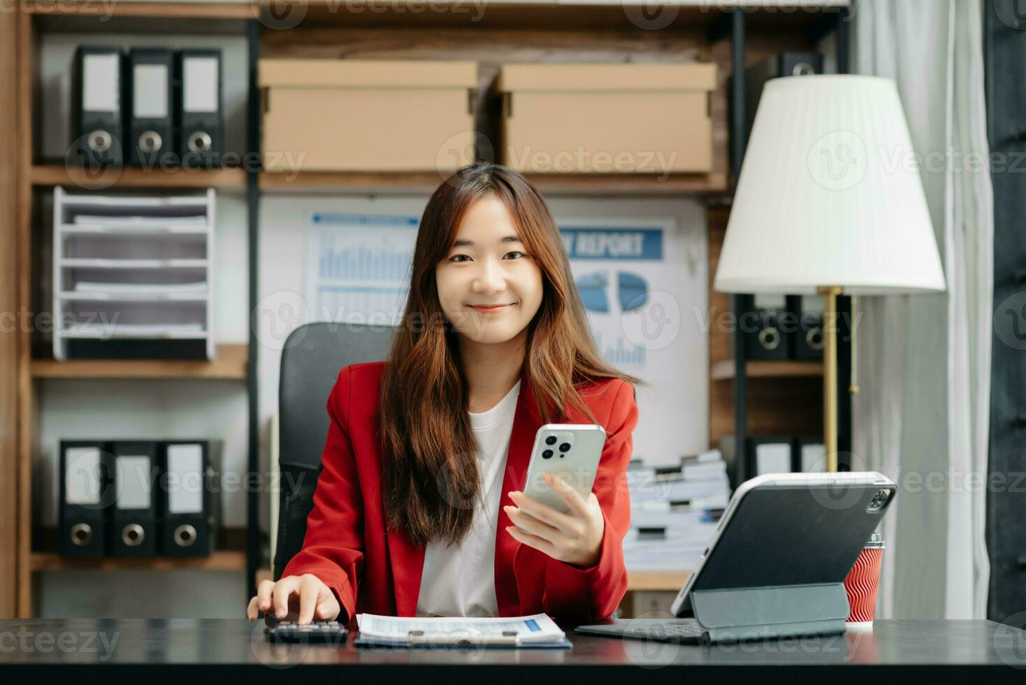 portret van vrouw kantoor zakenvrouw opstarten dagdromen over haar werk, opstarten en werken met laptop Aan kantoor bureau in kantoor foto