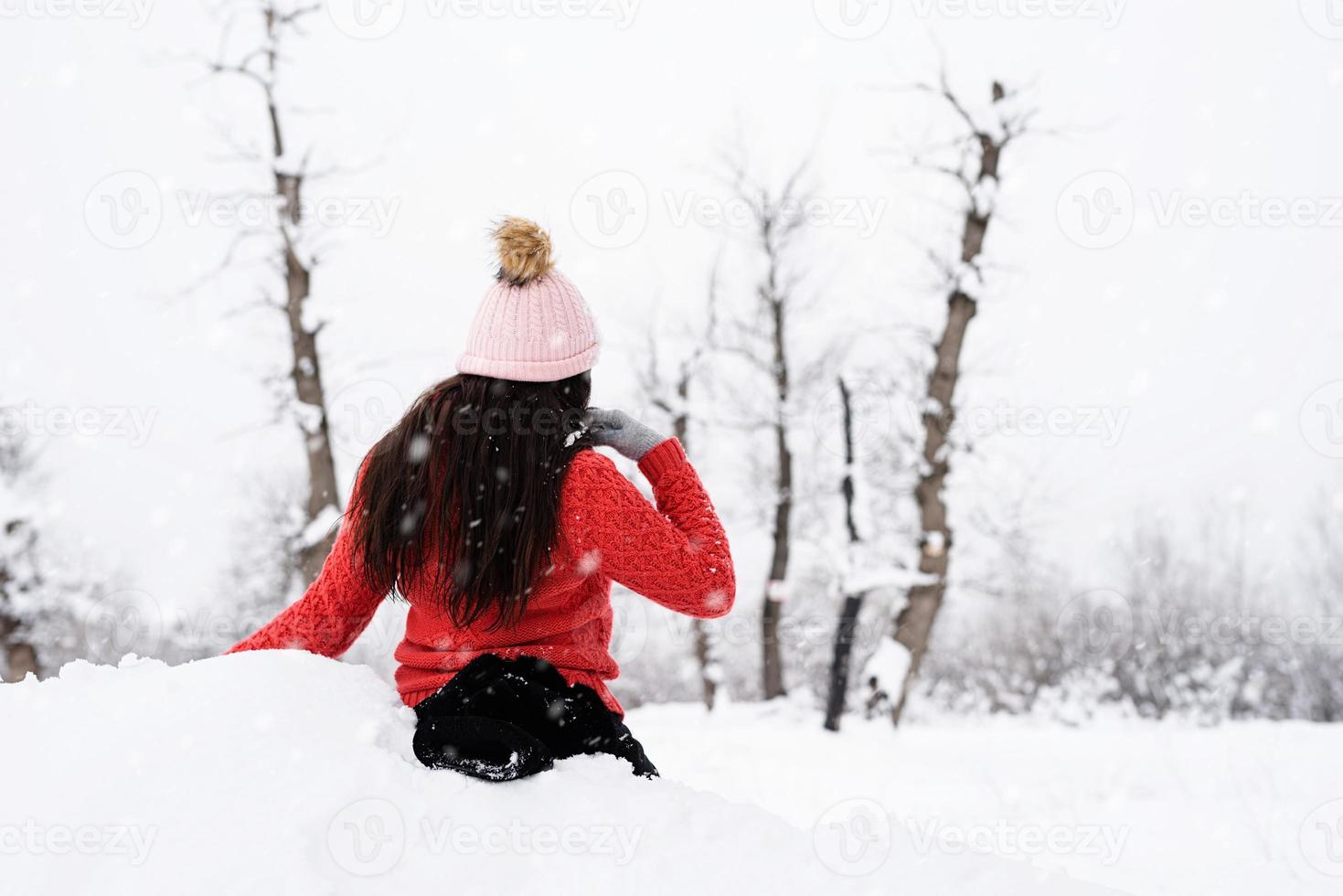 achteraanzicht van brunette vrouw in de winter buiten foto