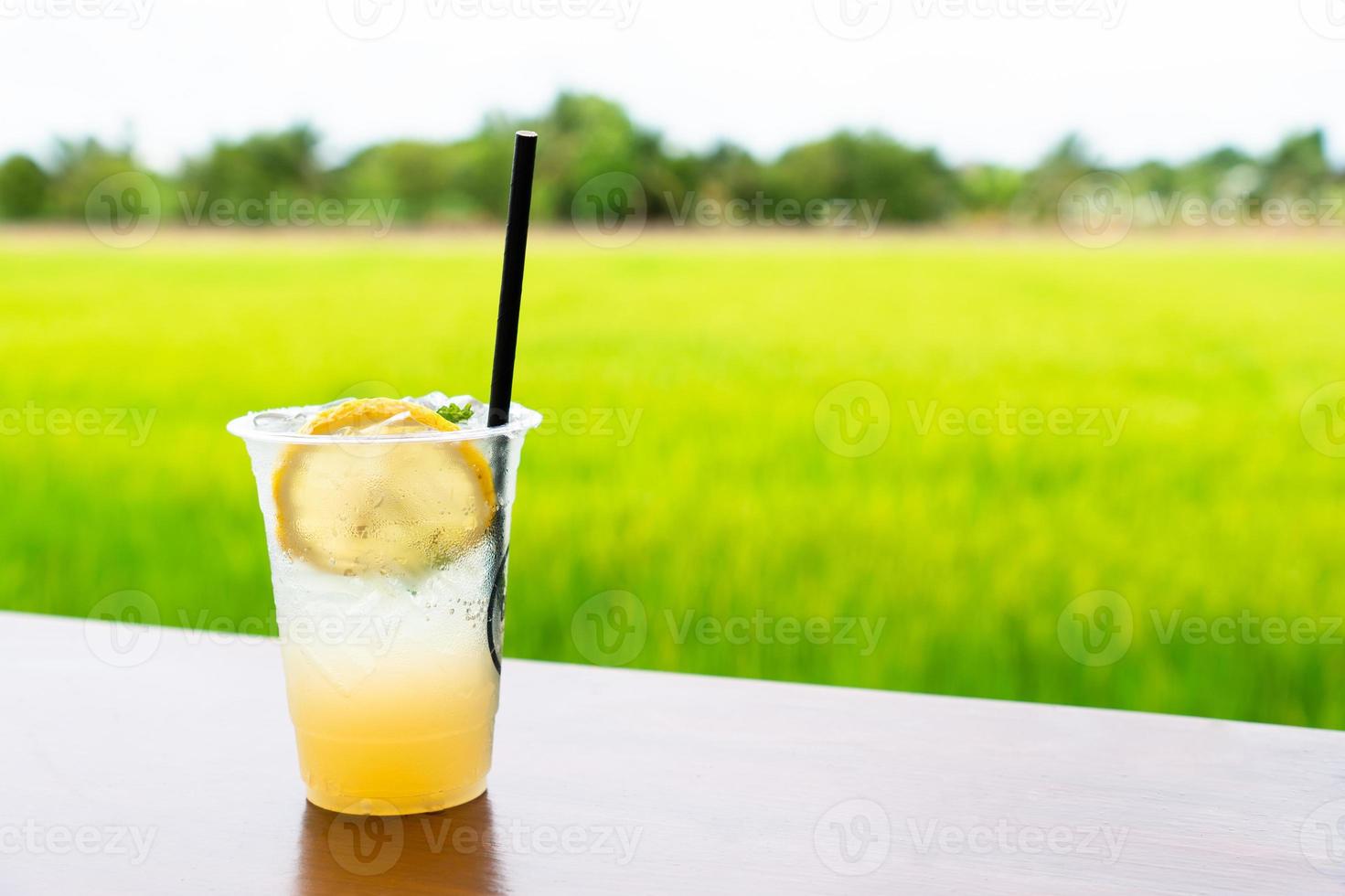 ijslimonade op tafel foto