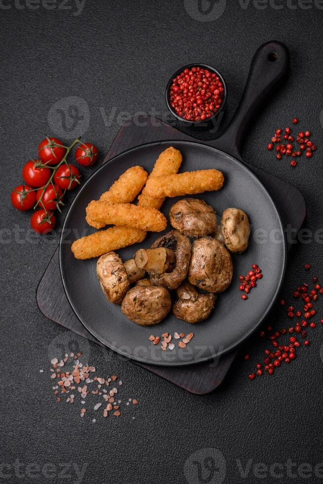 heerlijk sappig geheel champignons gebakken Aan de rooster met zout en specerijen foto