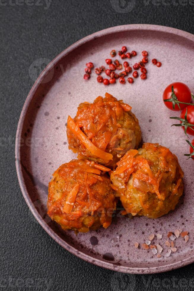 heerlijk vers gehaktballen van fijngehakt vlees of vis met tomaat saus foto