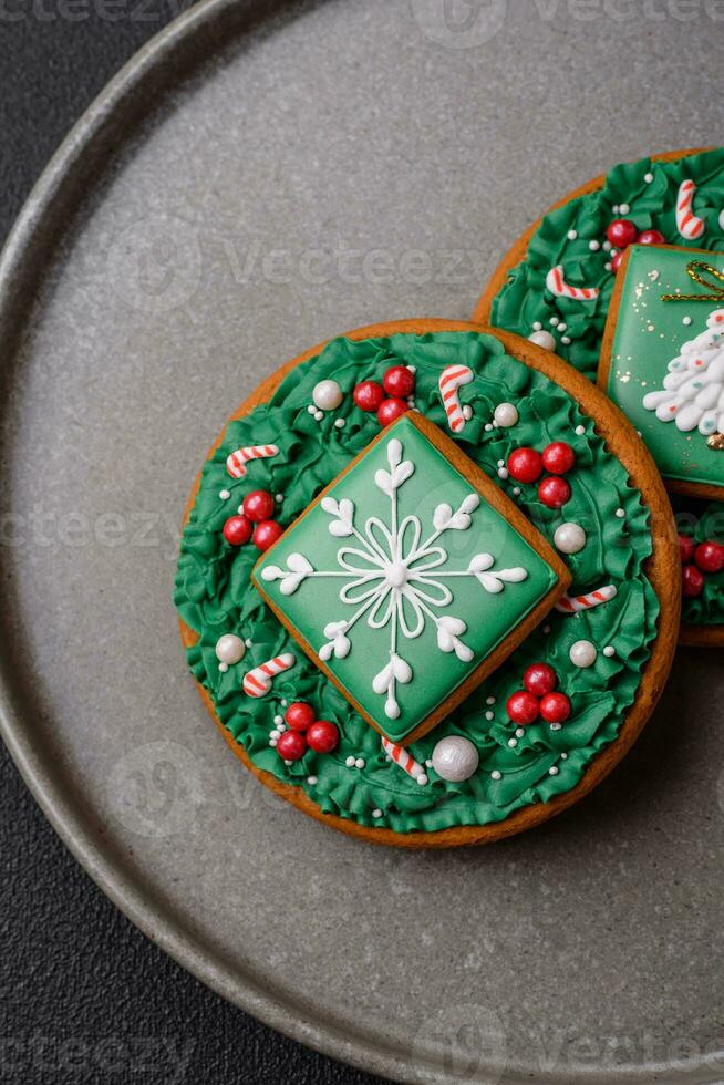 mooi feestelijk Kerstmis peperkoek gemaakt door hand- met decoratie elementen foto