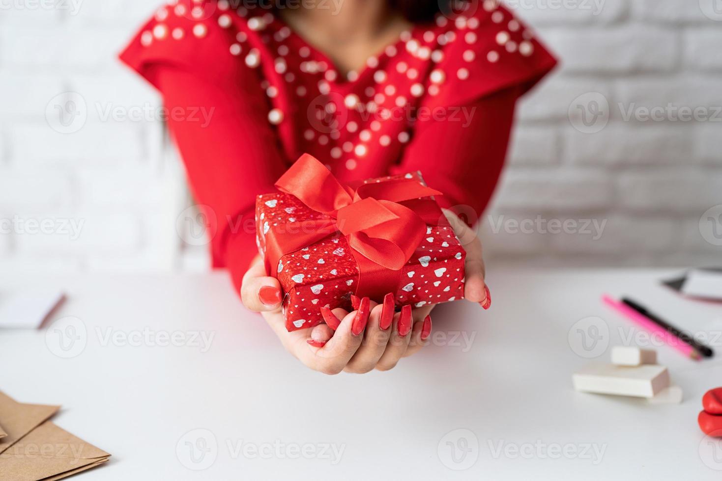 vrouw met een cadeau voor valentijnsdag foto