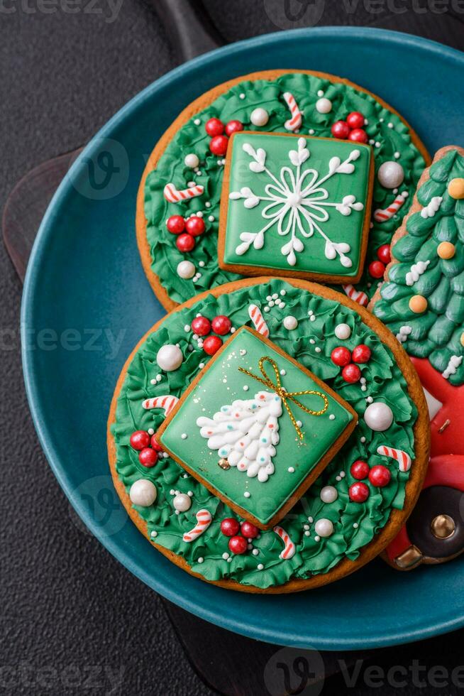 mooi Kerstmis peperkoek koekjes Aan een ronde keramisch bord foto