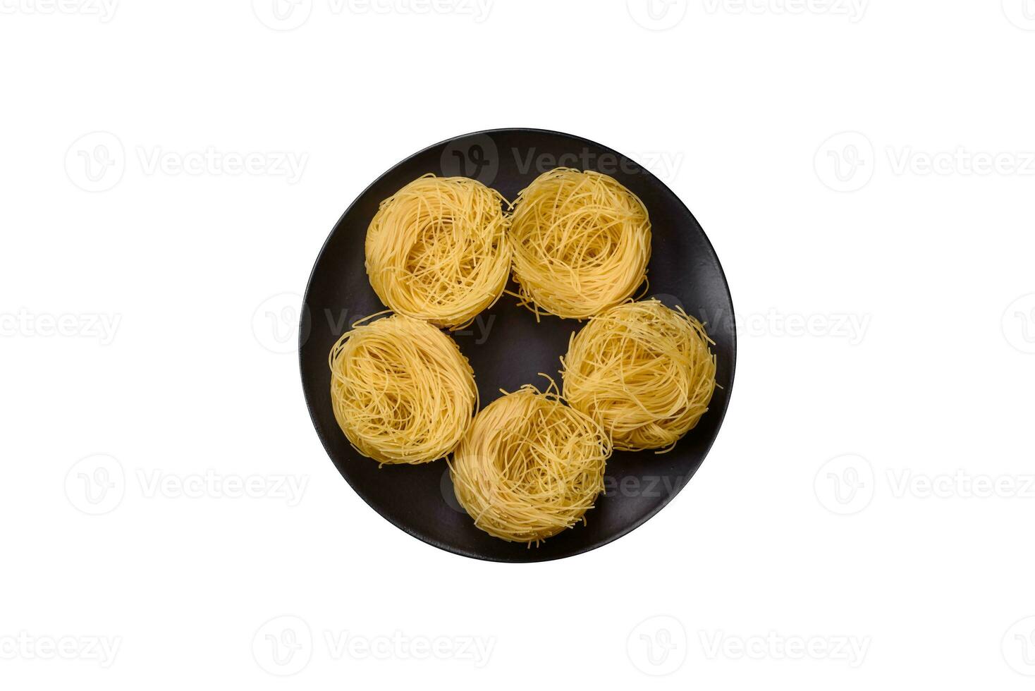 rauw capellini pasta of noedels met zout en specerijen foto