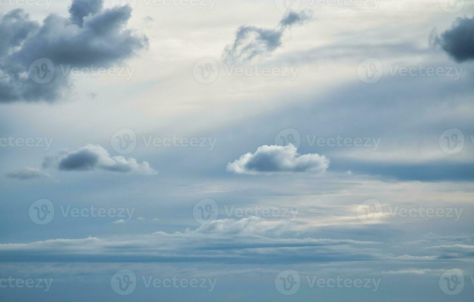 wolken in de lucht. achtergrond beeld sjabloon. licht wolk Hoes met zacht zonlicht foto