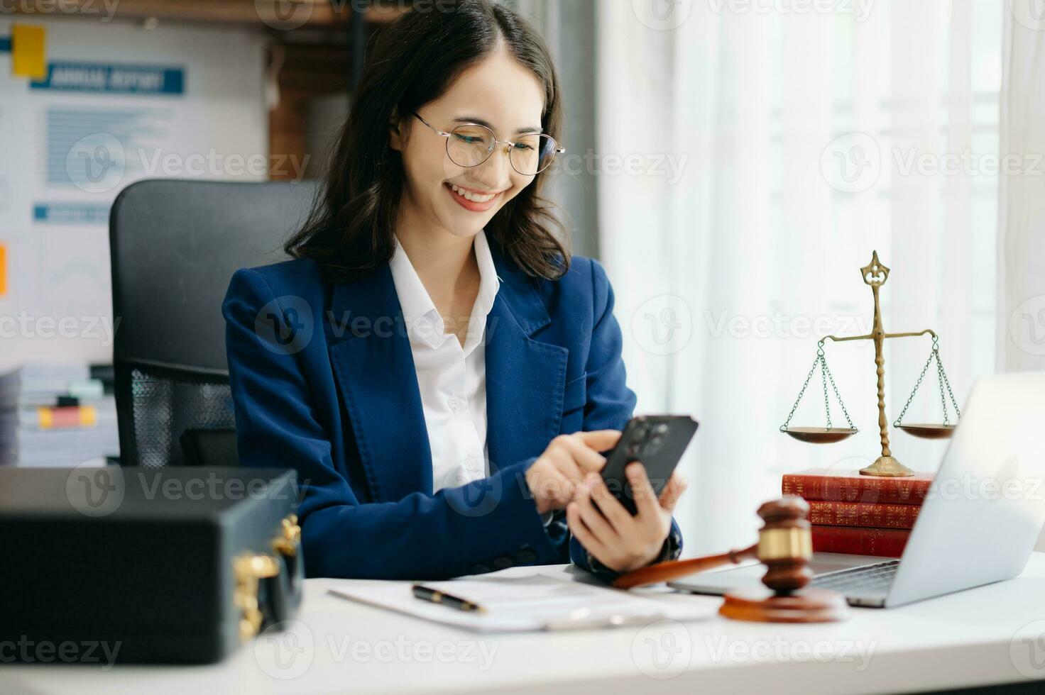 mooi vrouw advocaat werken en hamer, tablet, laptop in voorkant, advies gerechtigheid en wet concept. foto
