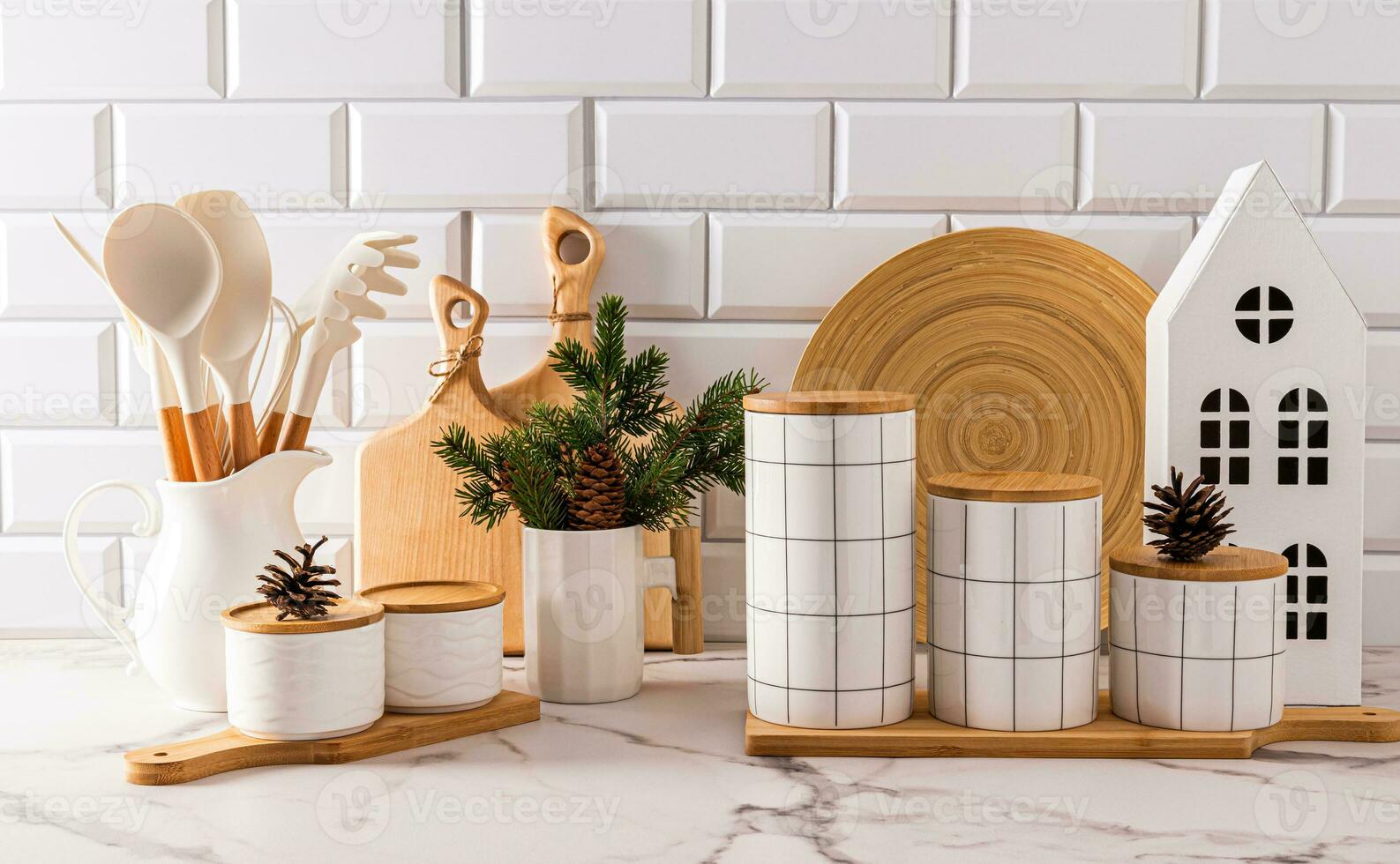 mooi nieuw jaar keuken achtergrond in wit tonen met keuken gereedschap en modern decor elementen voor nieuw jaar en Kerstmis foto