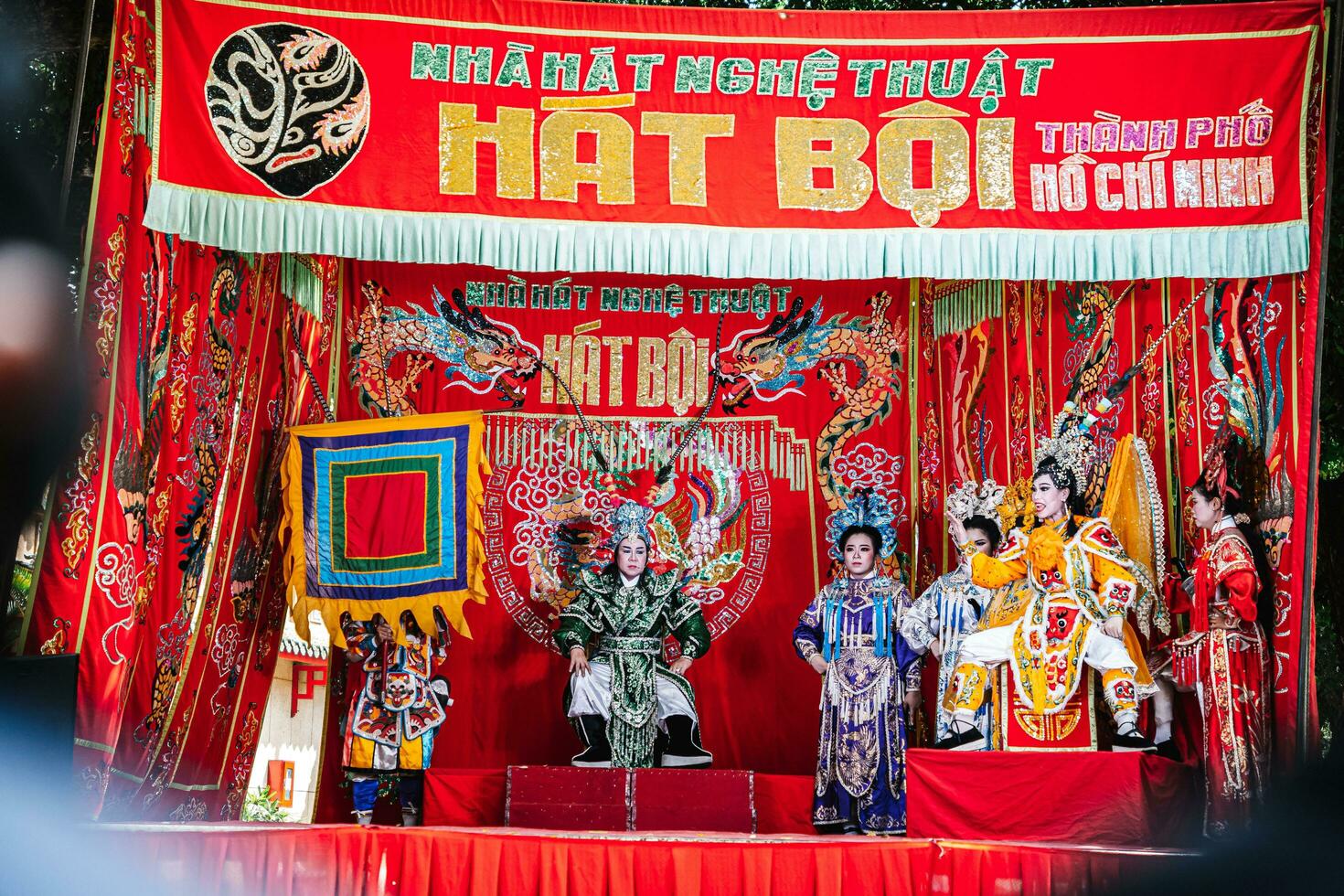 ho chi minh stad, Vietnam - augustus 19, 2023 artiesten het uitvoeren van Vietnamees klassiek opera net zo weten net zo hoed boi in binh dan wijk foto