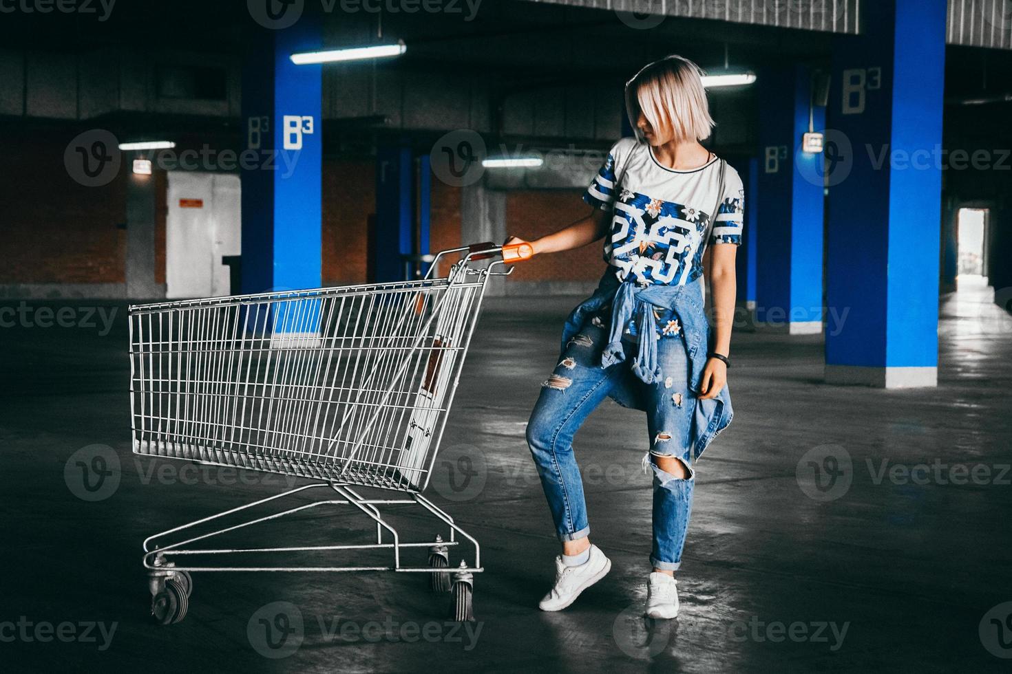 vrouw met winkelwagentjes op een parkeerplaats foto