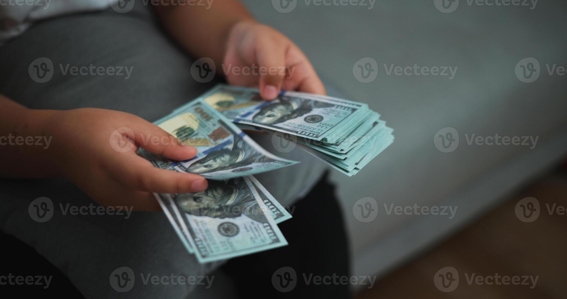 portret dichtbij omhoog handen van jong Aziatisch vrouw genieten tellen contant geld dollars bankbiljetten Aan sofa in de leven kamer Bij huis. foto