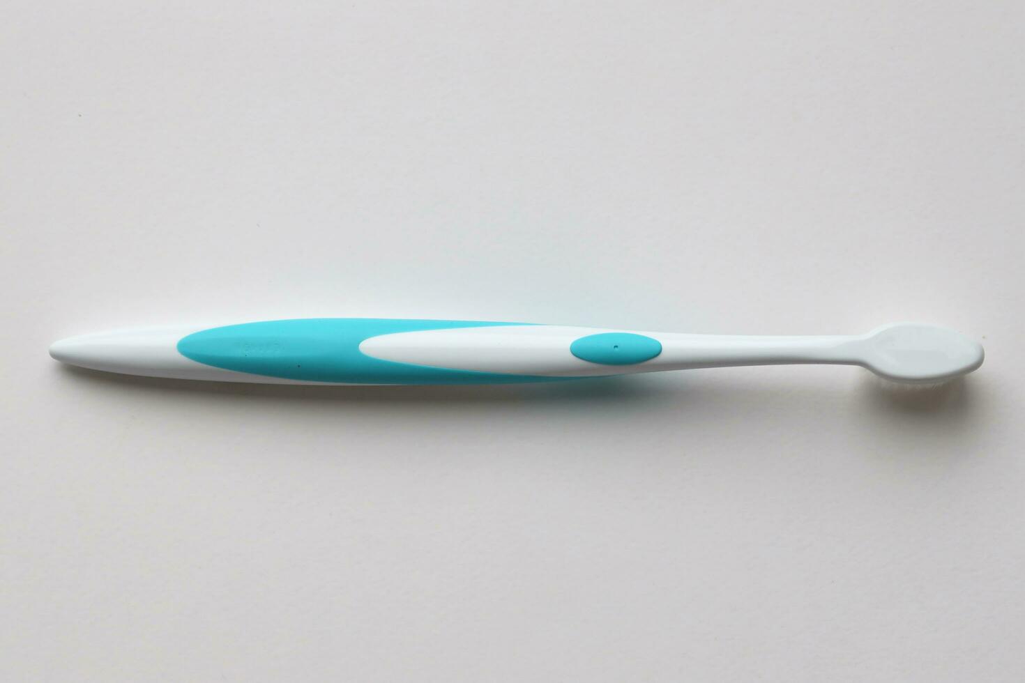 kiev, Oekraïne - mei 4, 2022 sensodyne nieuw merk tandenborstel voor gevoelig tanden foto