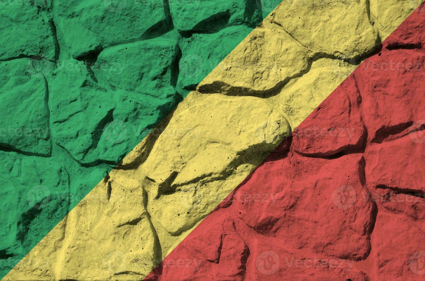 Congo vlag afgebeeld in verf kleuren Aan oud steen muur detailopname. getextureerde banier Aan rots muur achtergrond foto