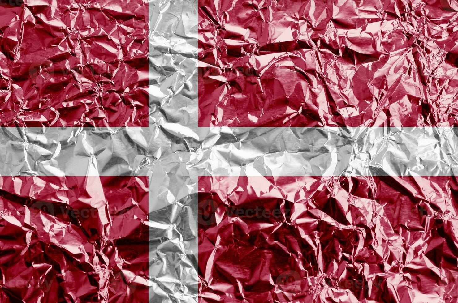 Denemarken vlag afgebeeld in verf kleuren Aan glimmend verfrommeld aluminium folie detailopname. getextureerde banier Aan ruw achtergrond foto