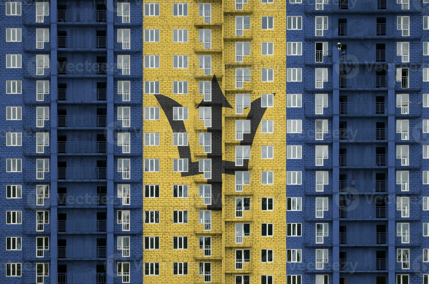 Barbados vlag afgebeeld in verf kleuren Aan meerdere verdiepingen woonachtig gebouw onder bouw. getextureerde banier Aan steen muur achtergrond foto