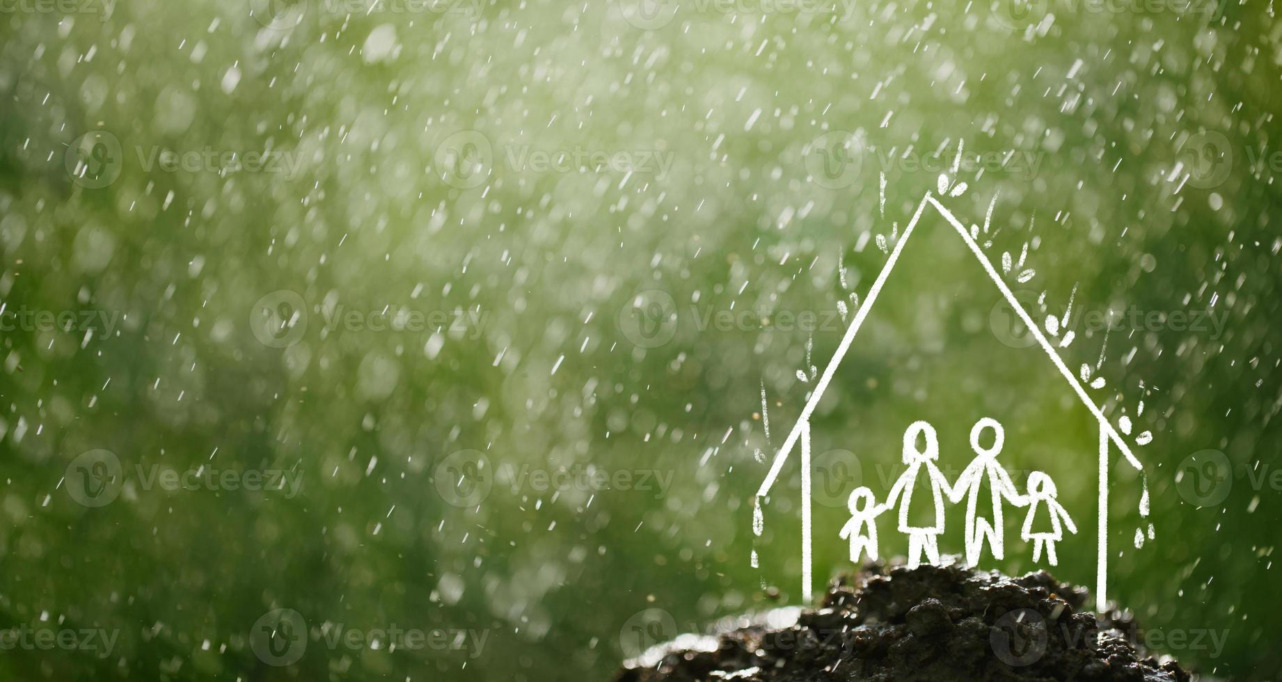 familie in huis in het regenverzekeringsconcept foto