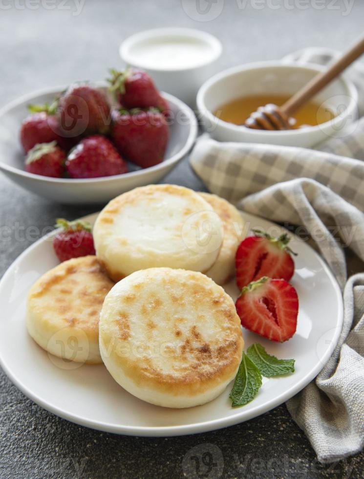 kwarkpannenkoekjes, ricottabeignets op keramische plaat foto